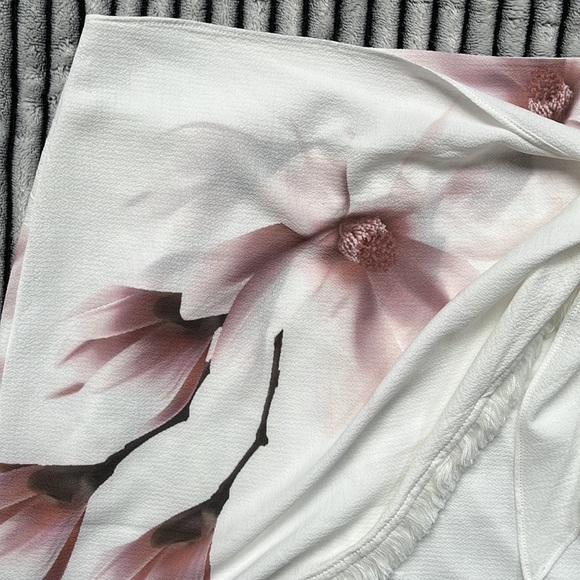 SHOWPO LUVALOT floral faux-wrap skirt size 6 - Picture 4 of 13